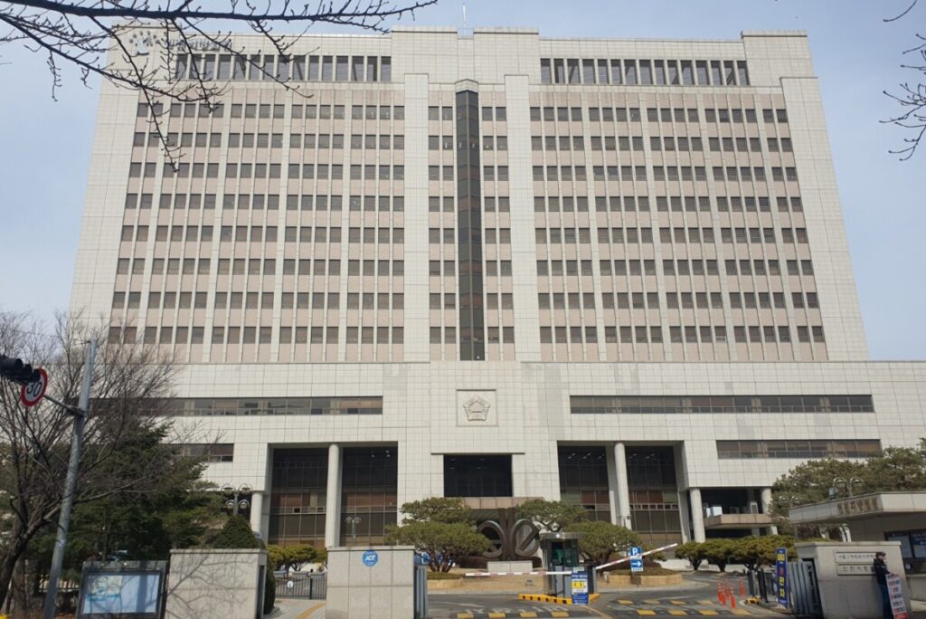 민사 소송을 위해 인천 지방 법원을 방문한 것을 보여주는 전경 사진