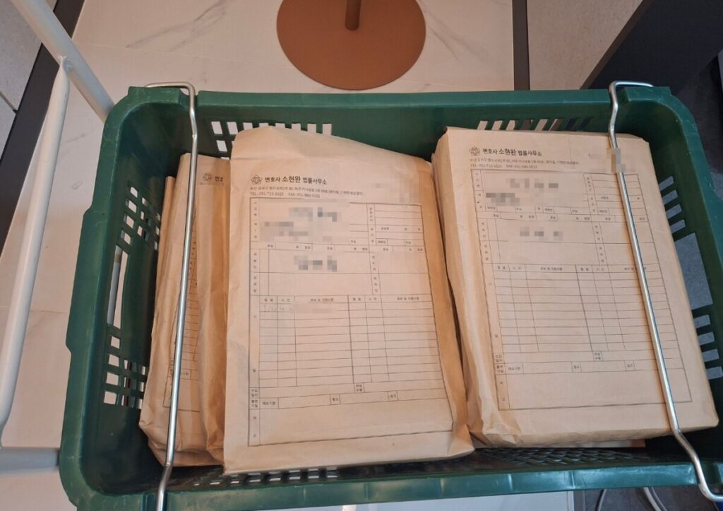 사기죄 의뢰인들의 자료가 쌓여있는 소현완 변호사 사무실