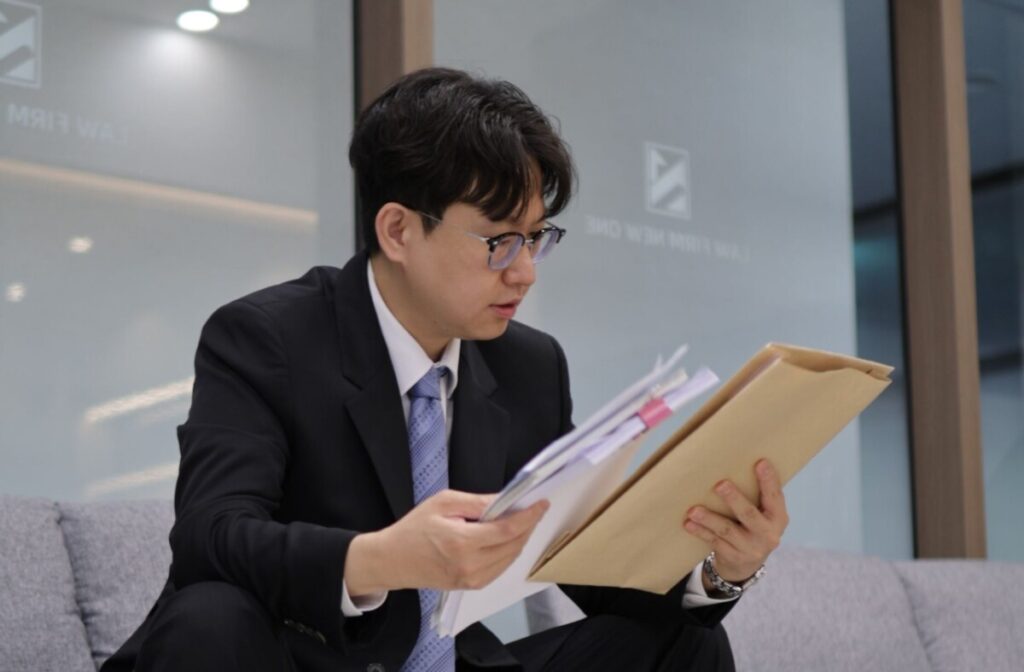 인천음주운전경찰조사 동행 전 자료를 검토하고 있는 소현완 변호사