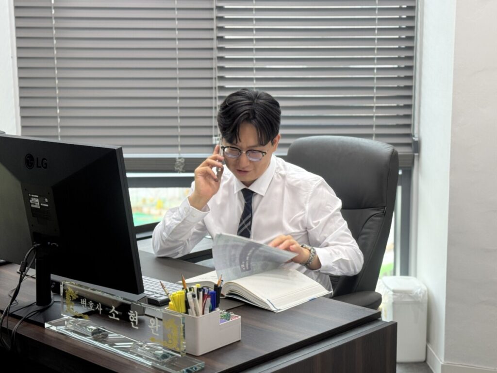 인천이혼소송전문변호사 소현완 변호사가 전화로 상담하고 있는 모습