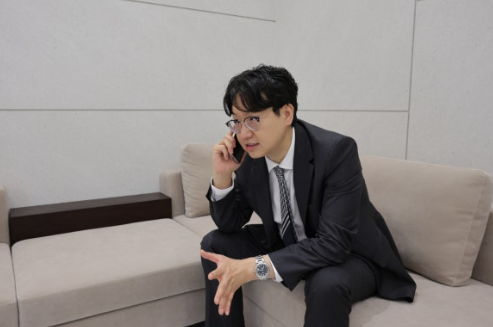 인천대여금변호사선임비용을 위해 전화통화하는모습