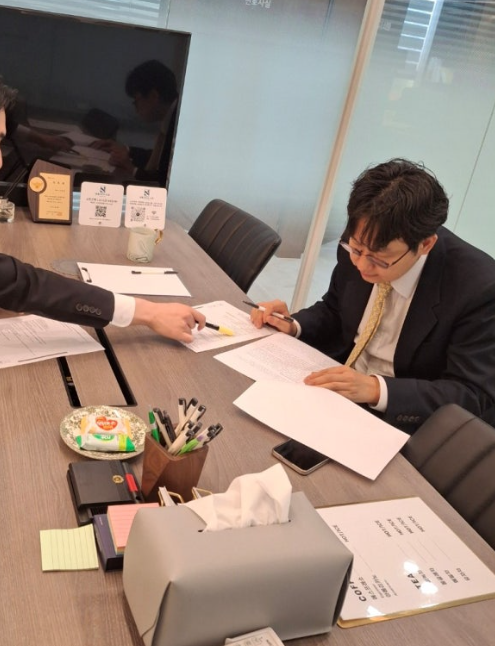 인천서구강제추행전문변호사 의뢰인의 상황 정리된 자료를 검토하고 있는 모습