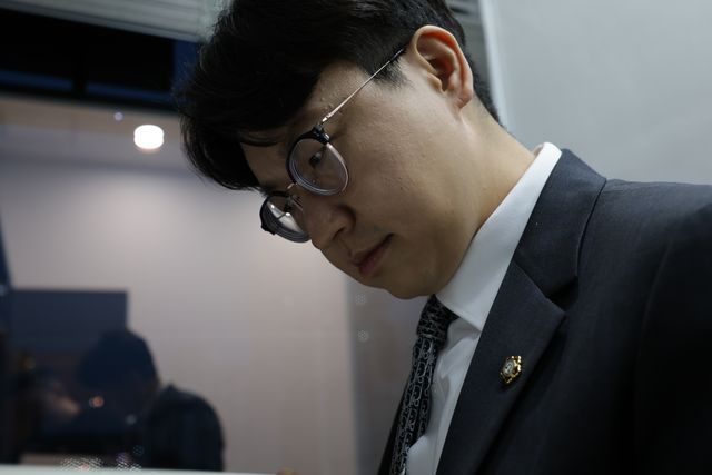 인천 명도소송 관련 자료를 확인하고 있는 법률사무소 뉴원 소현완 변호사 이미지 