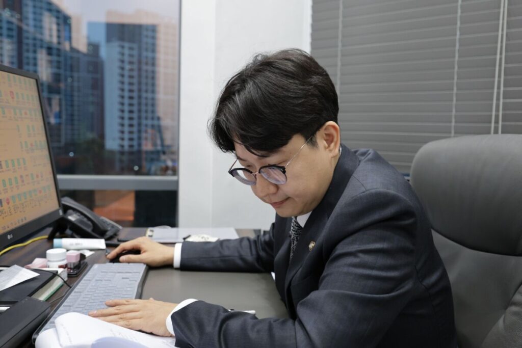 인천명도소송전문변호사로서 착수 전 필수 점검 리스크 3가지를 확인하는 소현완변호사 이미지 예시