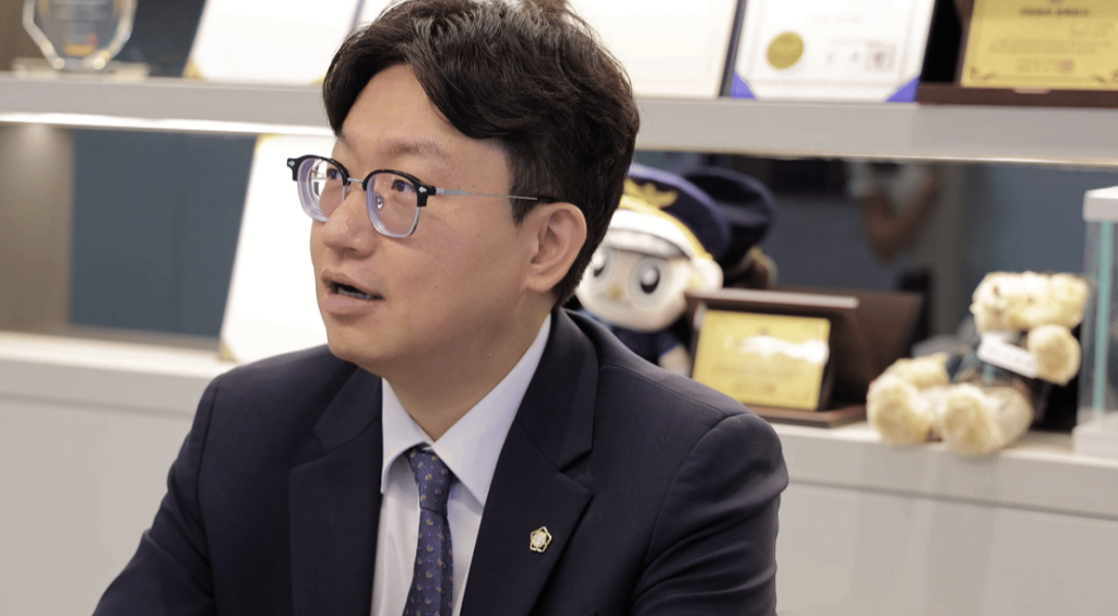 인천대여금소송변호사 소현와변호사가 의뢰인과 소통하는 모습