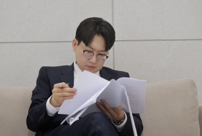 인천대여금소송변호사 소현완변호사가 의뢰인 자료 보는 모습