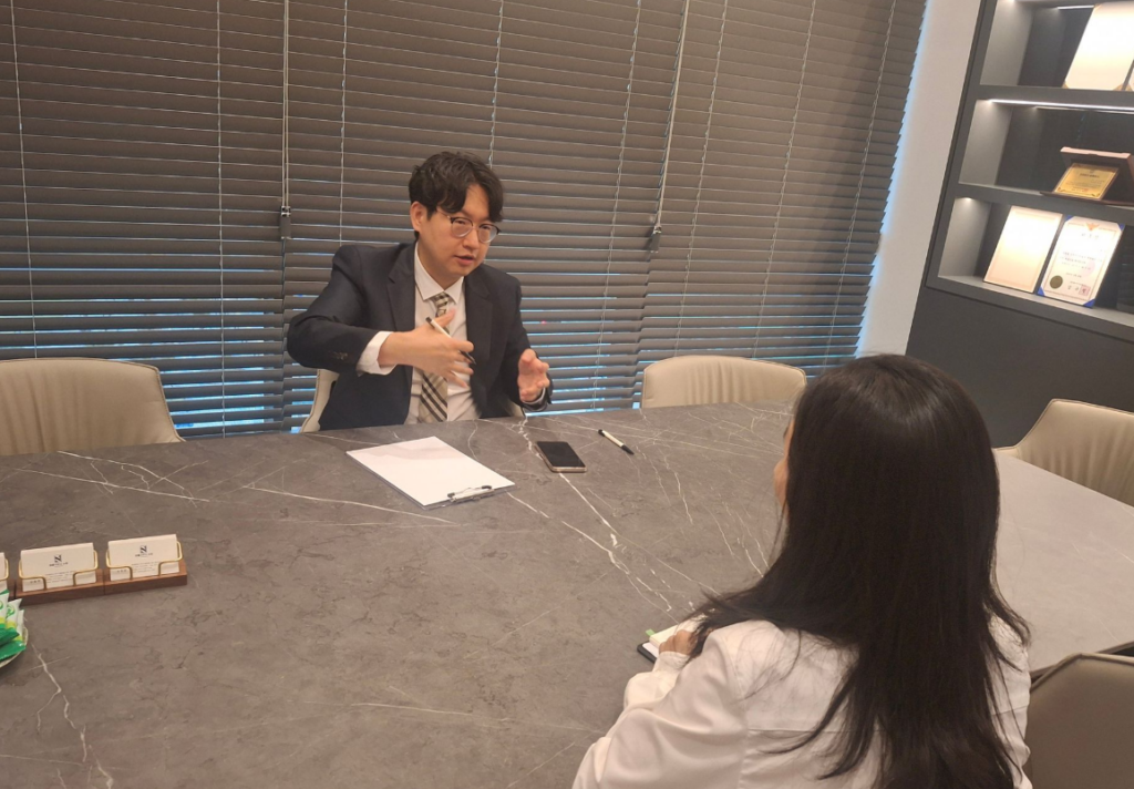 SNS 사진 도용당했을때 대처, 법률사무소 뉴원 대표변호사 소현완이 상담하는 모습