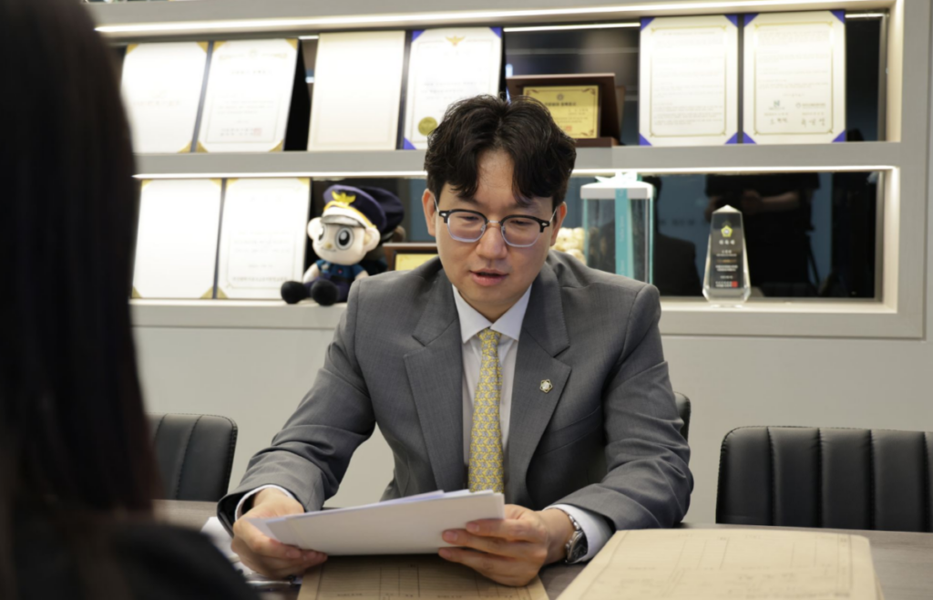 인천개인회생 추심멈추는법 전문 소현완변호사가 의뢰인과 상담하는 모습