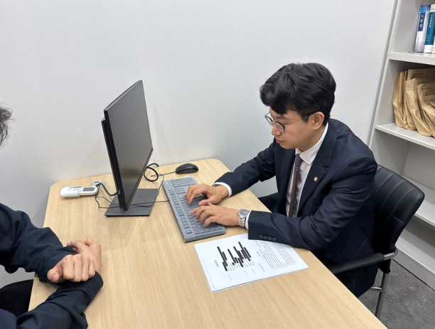 인천 퇴직금 미지급 신고방법 전문변호사 소현완이 의뢰인과 얘기하는 모습