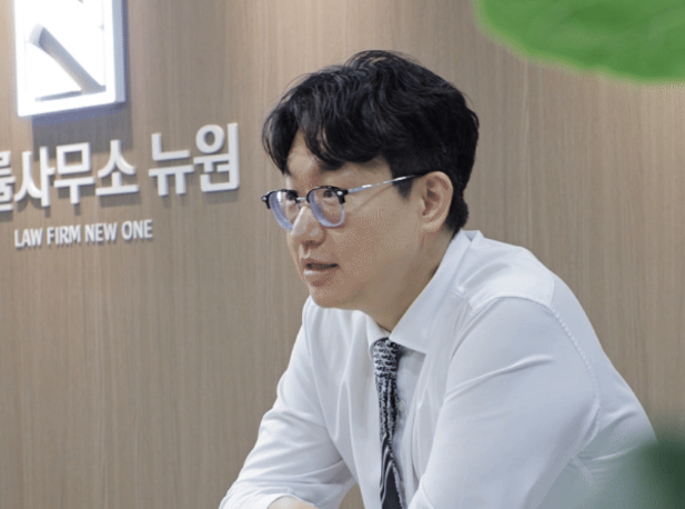 인천스토킹변호사자문, 대표변호사 소현완변호사가 상담하는 모습