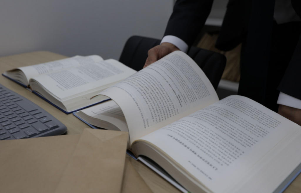 인천구급대원폭행합의 판단 기준, 전문변호사 소현완 대표변호사가 책을 보는 모습