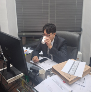 인천미성년자성추행경찰조사 전문 변호사가 의뢰인 사건을 살펴보는 모습