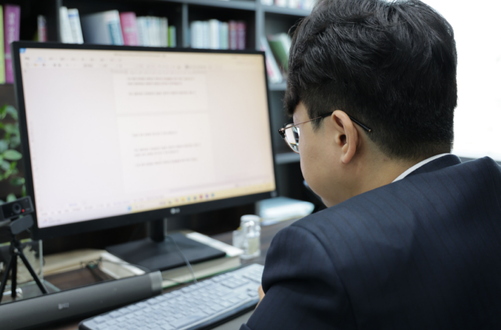 인천스포츠도박전문변호사, 소현완 대표변호사가 모니터를 보는 모습