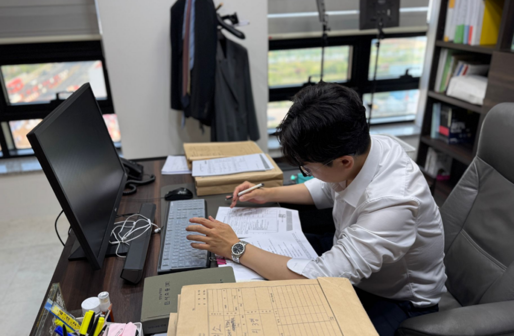 인천미성년자유인죄전문변호사, 소현완 대표변호사가 사건 기록을 보는 모습