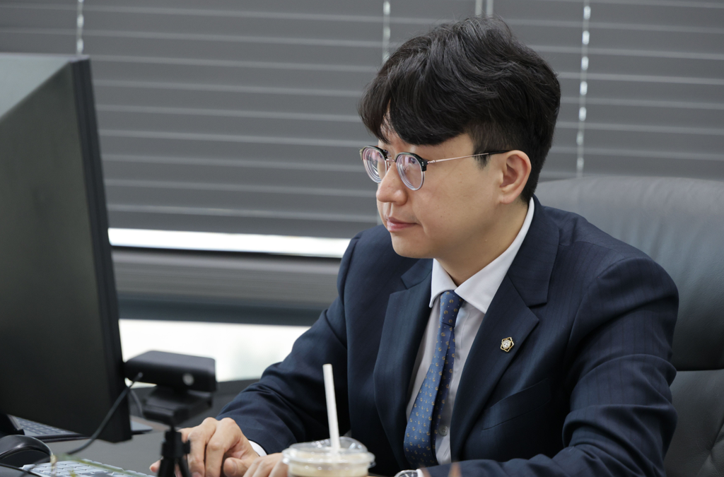 불법 도박 사이트 처벌 수위, 전문 법률사무소 뉴원 소현완 대표변호사 근무하는 모습