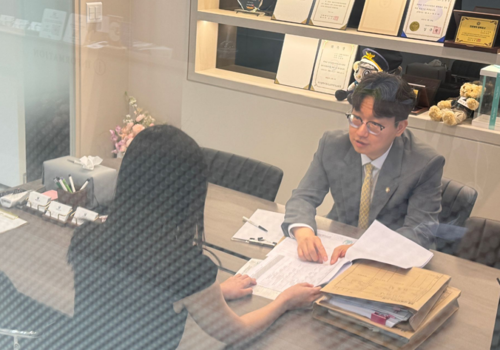 인천논현경찰서명예훼손조사 전문 변호사가 회의하는 모습