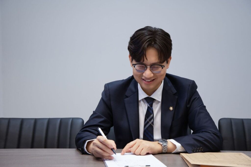 인천논현경찰서명예훼손조사 전문 변호사가 설명하는 모습