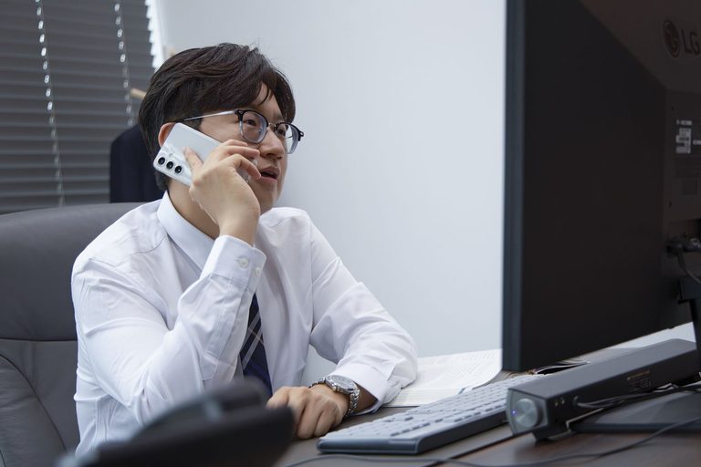 인천유언장무효소송, 전문 변호사가 상담하는 모습